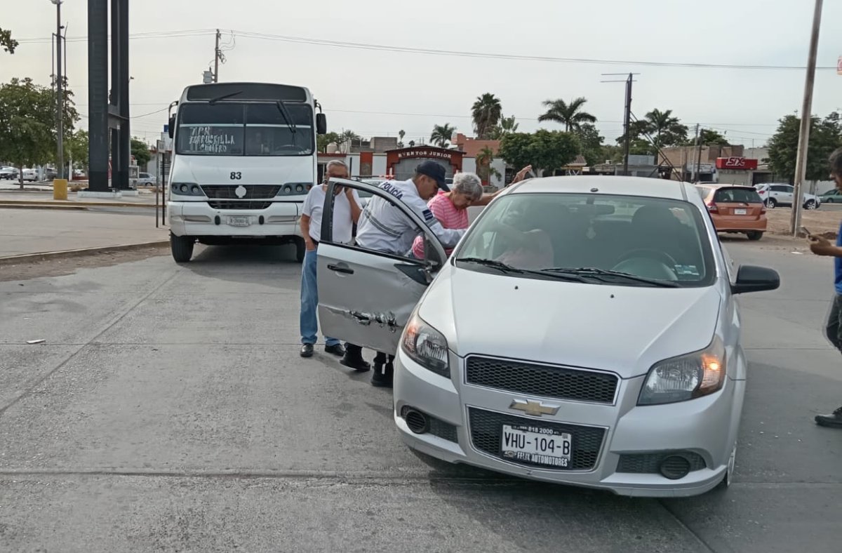 Mujer resulta con lesiones tras ser impactada por un camión en Los Mochis
