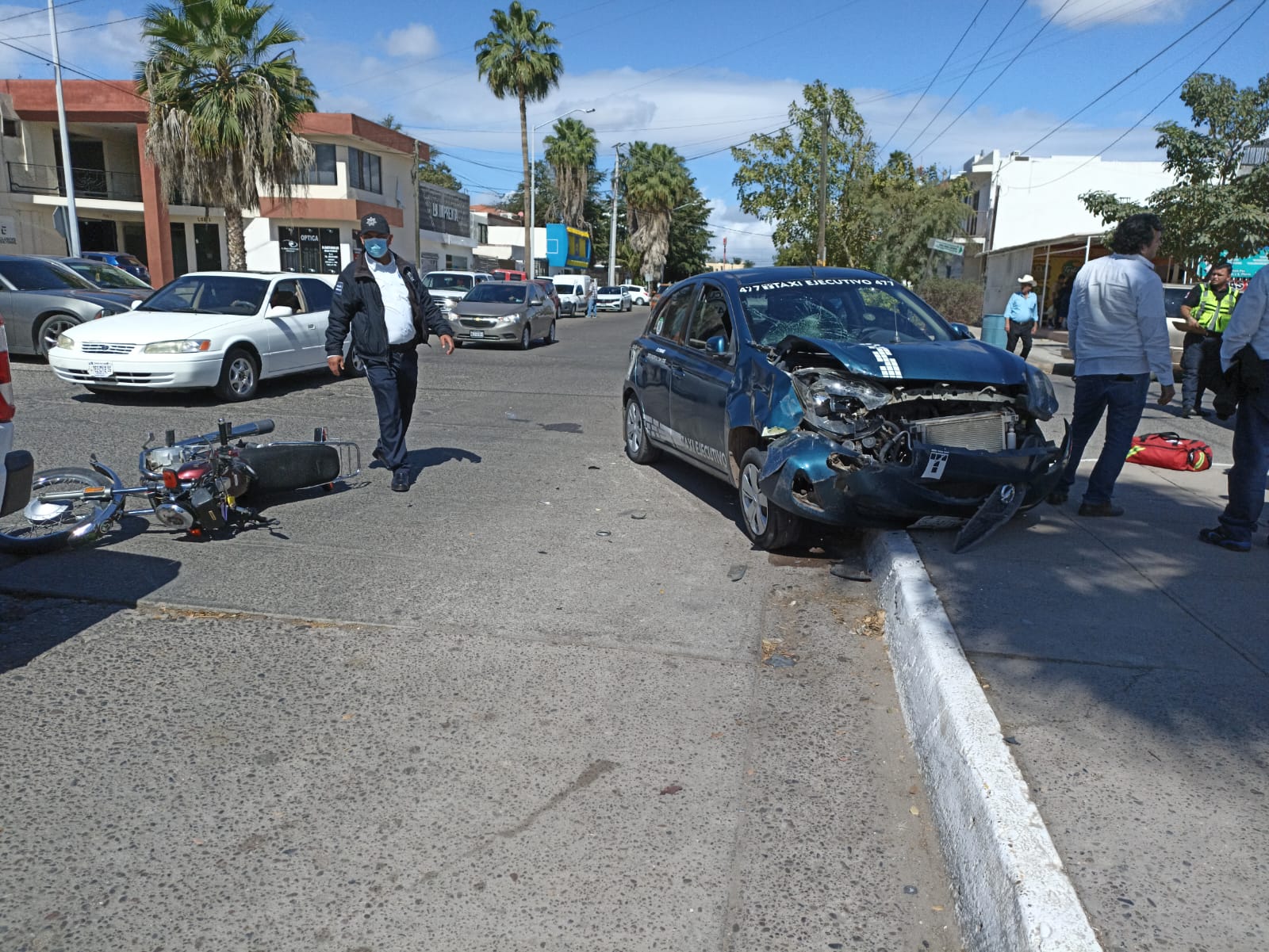 Mujer resulta lesionada tras impactarse contra un taxi en Los Mochis