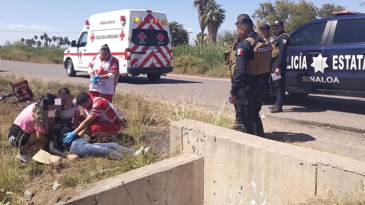 Mujer se avienta de una moto cuando viajaba con su pareja en Guasave y termina lesionada
