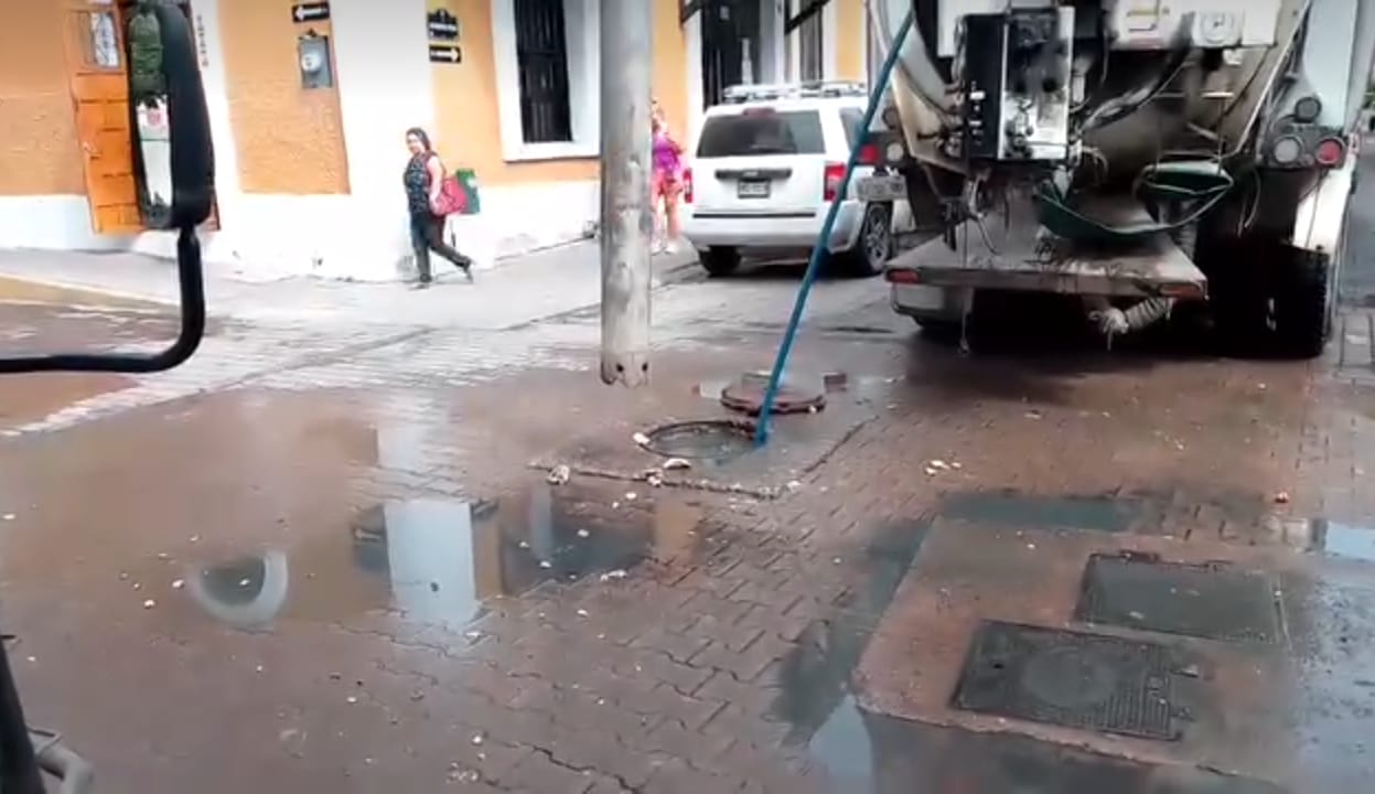 Nada en aguas negras el Centro Histórico de Mazatlán, el culpable, un tapón de grasa