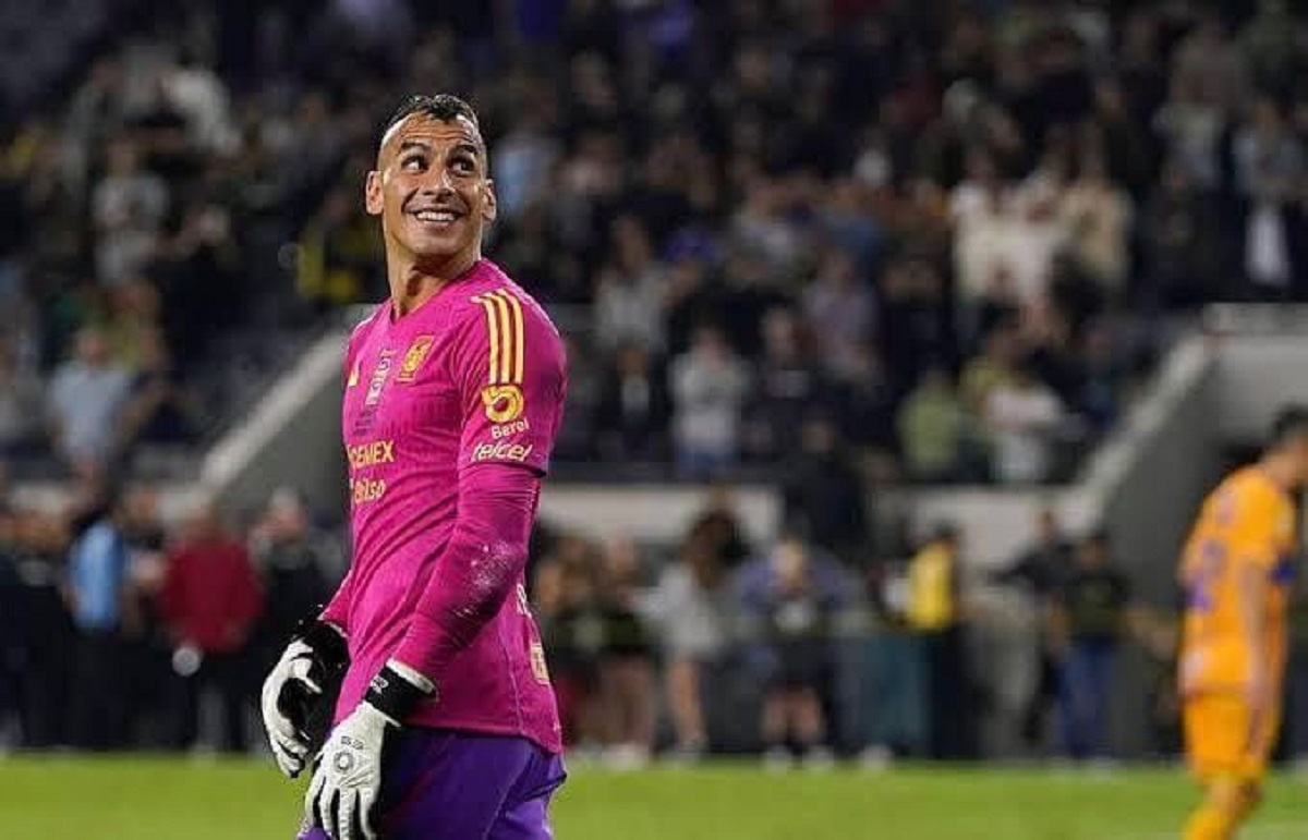 La Liga MX anuncia fuerte sanción a Nahuel Guzmán por uso de laser en el Clásico Regio