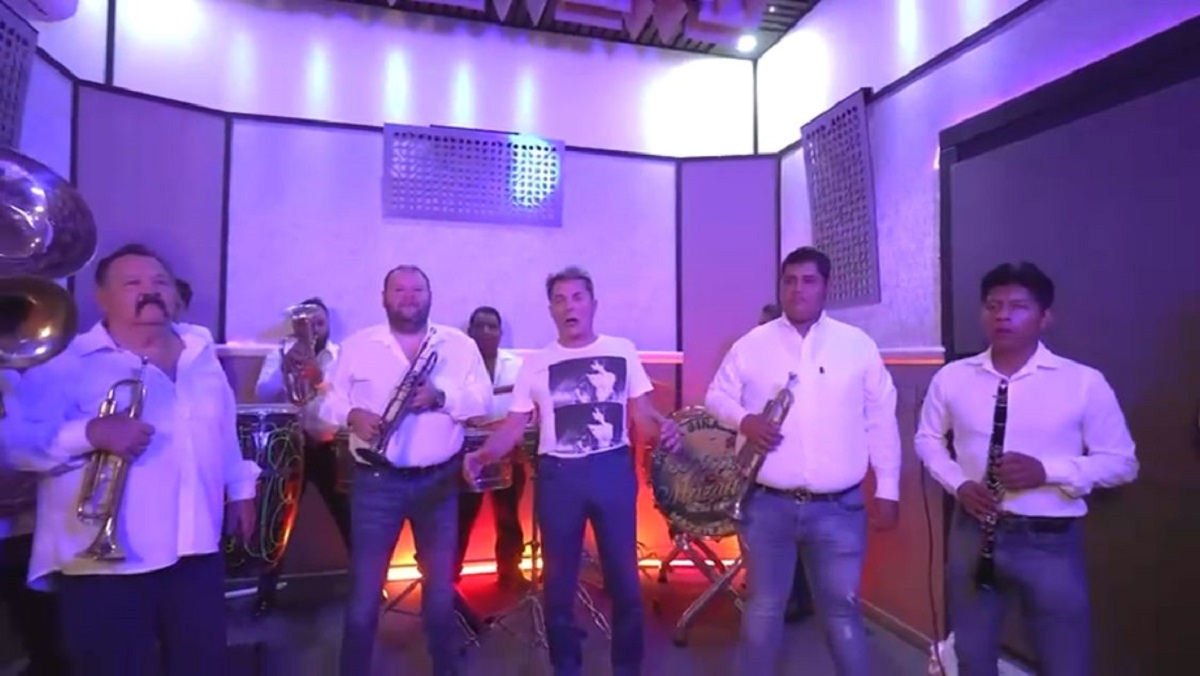 ‘A mí, no me falta nada, pa’ mí la vida es un sueño’, Neto Coppel agarra ahora ‘un puño de tierra’ a ritmo de banda