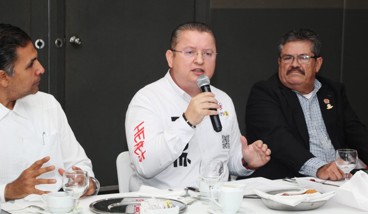 Diputados y senadores morenistas apoyan al presidente en el robo de las Afores: Noé Heredia