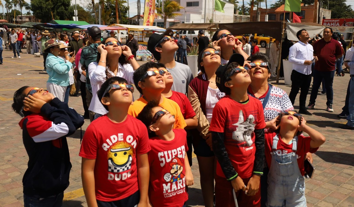 Admiran eclipse solar turistas y navolatenses desde la explanada de Altata