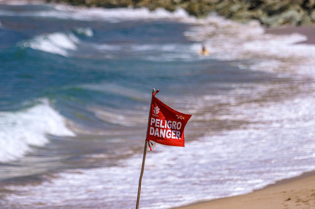 ¡Cuidado bañista! En Mazatlán se esperan olas de hasta ocho pies de altura