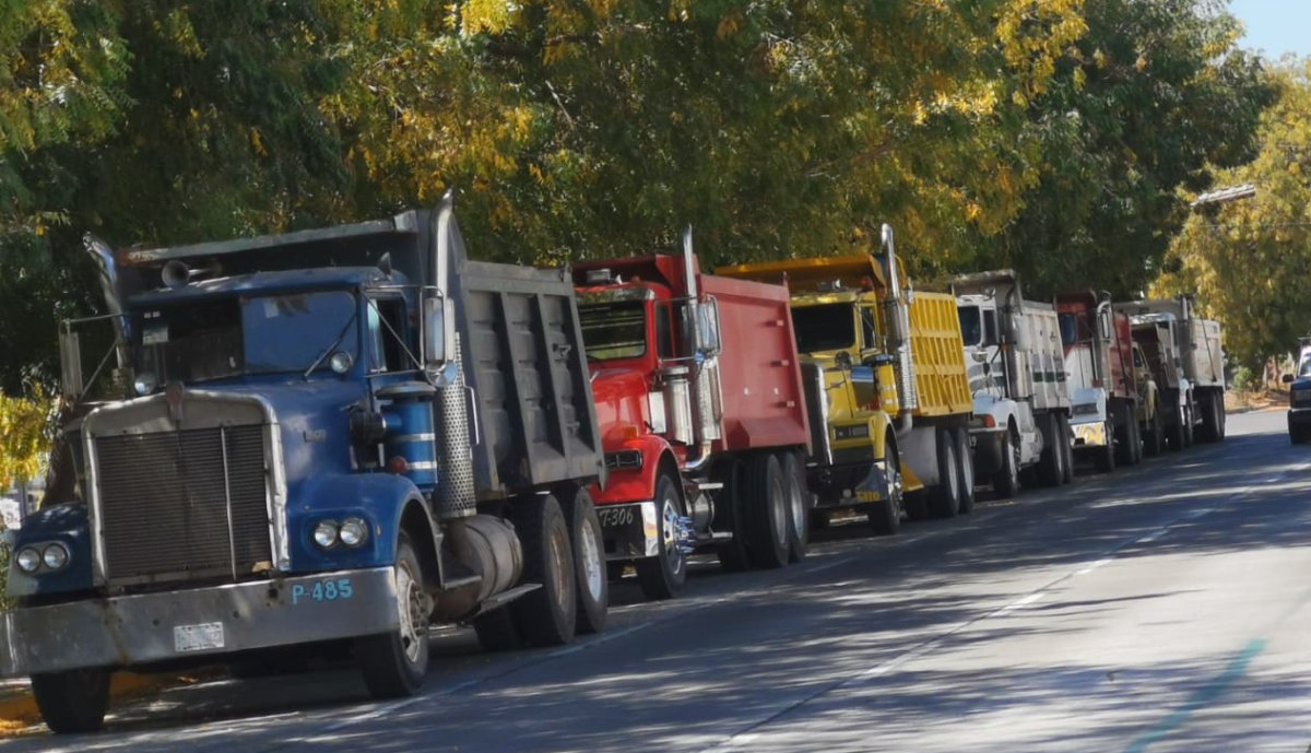 ¡No les pagan! Se manifiestan operadores de carga que trabajaron en la obra del Rosales en Los Mochis