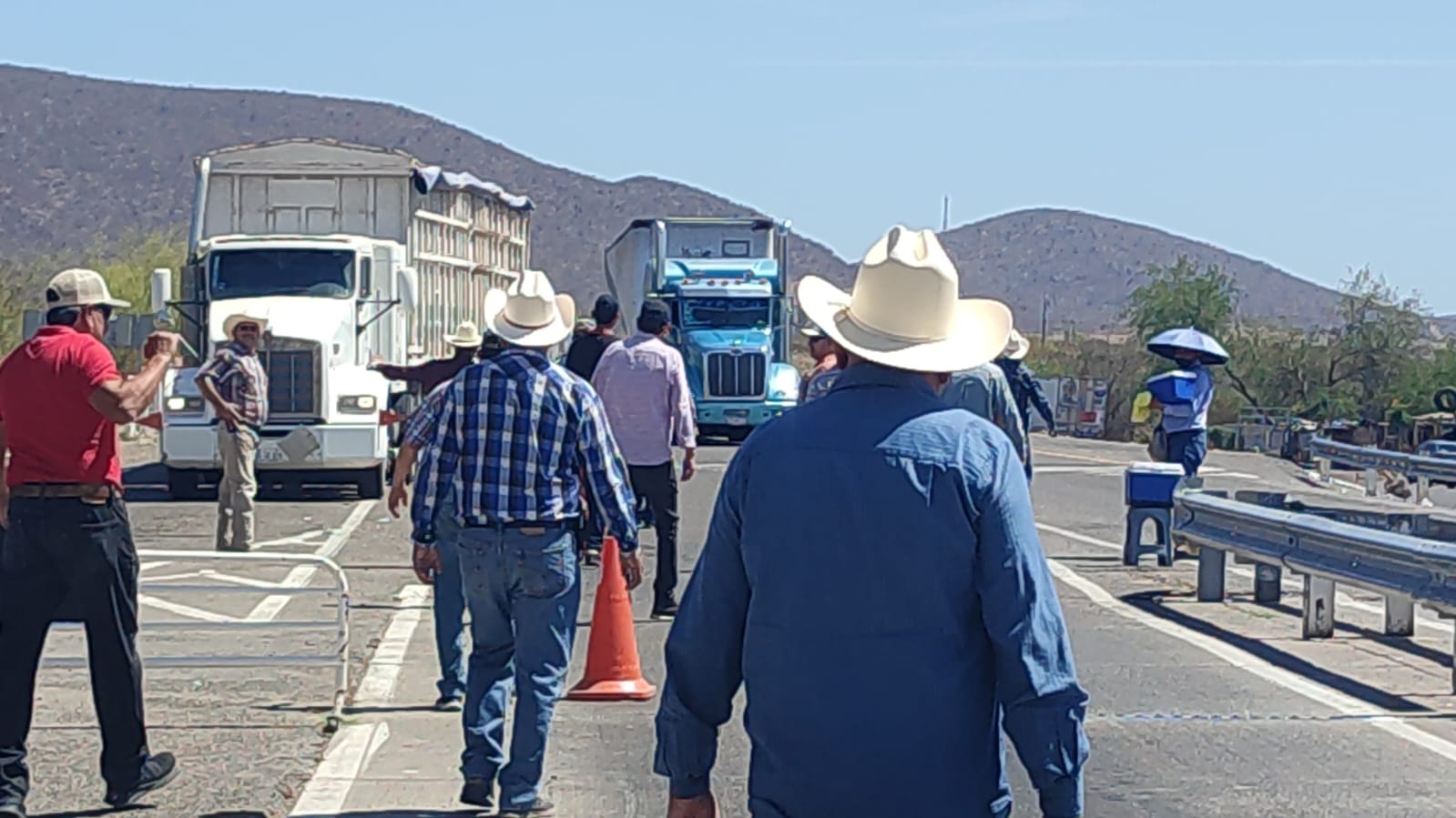 Paran productores camiones de carga en caseta de San Miguel; caseta libre para el resto de los conductores