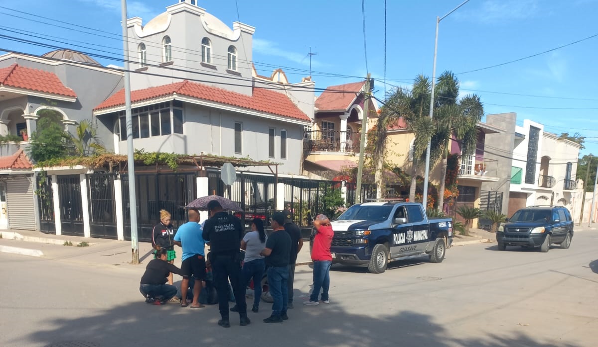 Pareja de motociclistas resultan lesionados al ser impactados por vehículo en Leyva Solano, Guasave