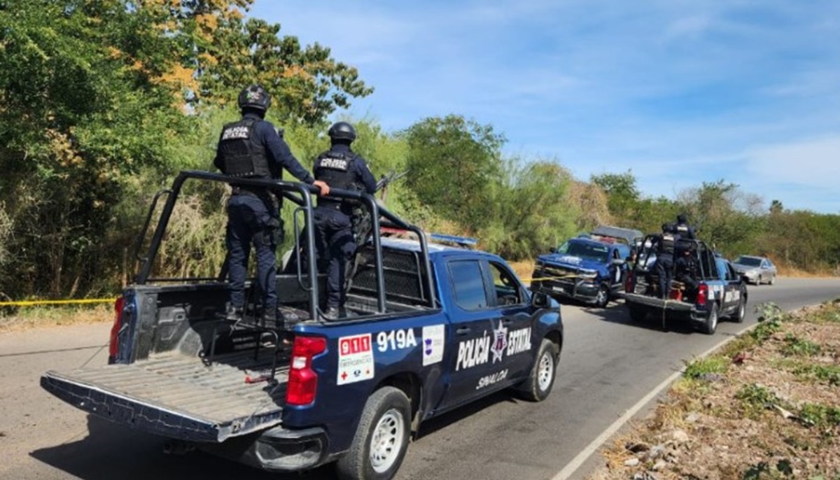 ¡Les ponen troncos en la carretera! Delincuentes meten al monte a familia y los despojan del auto y pertenencias, en Culiacán