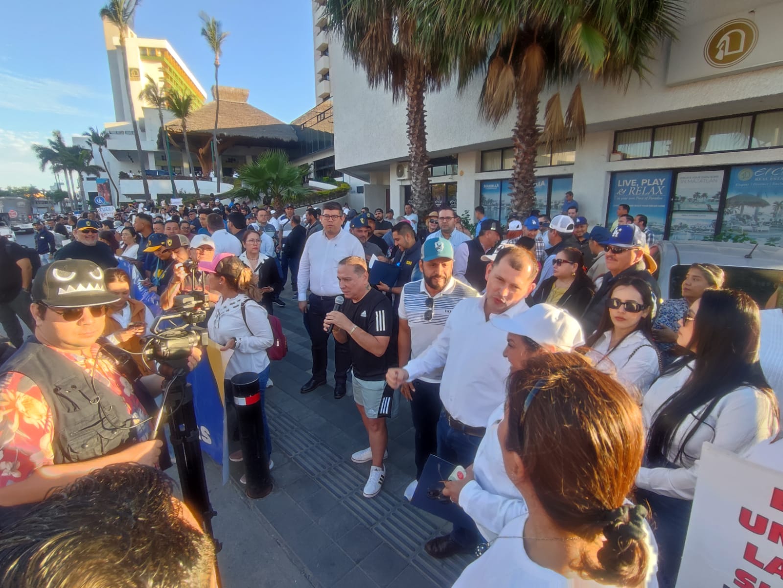 Duerme AMLO en El CID de Mazatlán, le ganó a protestantes