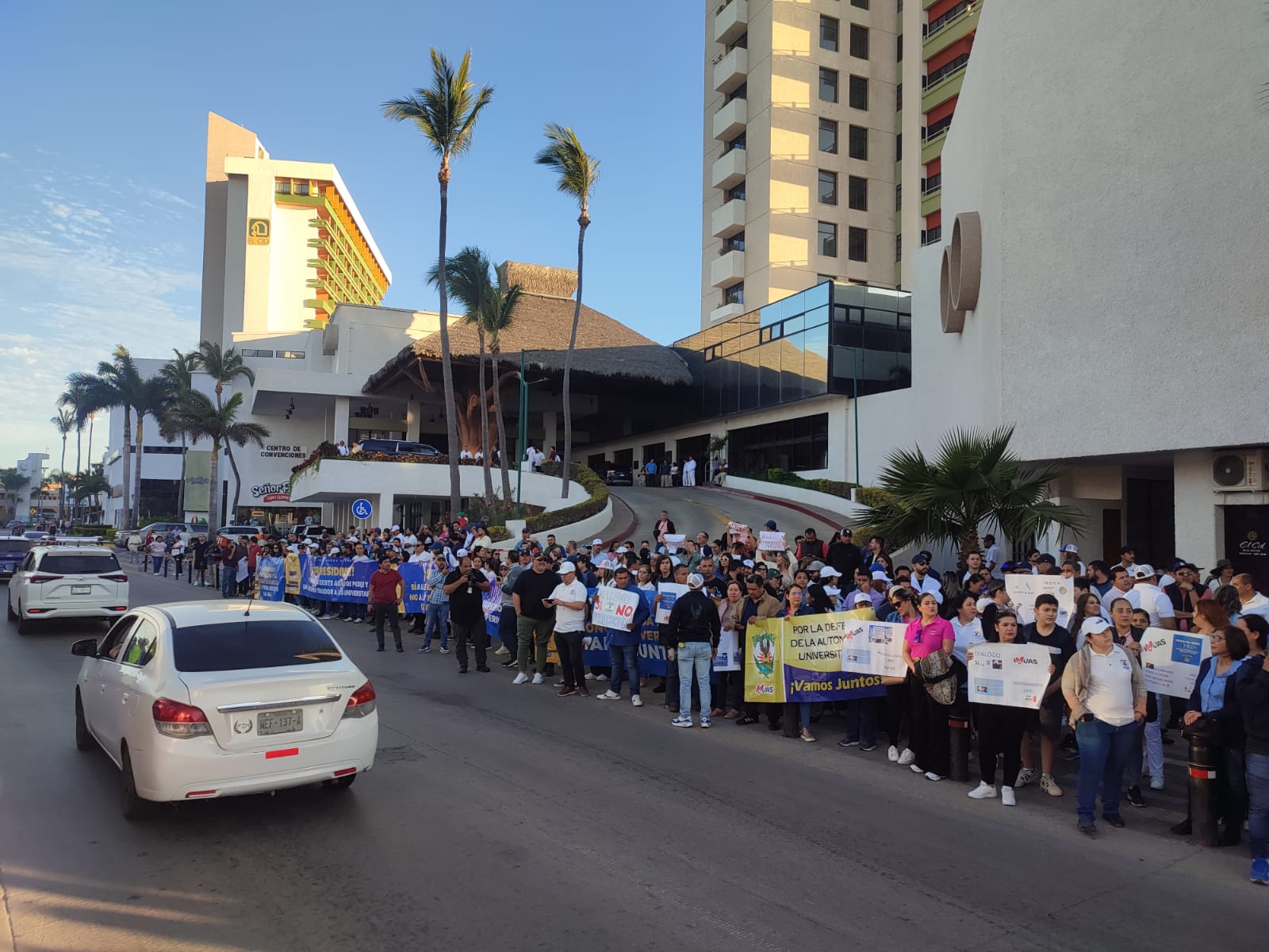 Pese a protesta, trabajadores de la UAS no logran acercamiento con AMLO en su llegada a Mazatlán