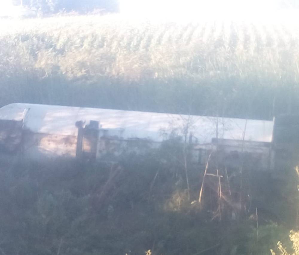 Volcada y abandonada localizan una pipa a un costado de la México 15, en Guasave
