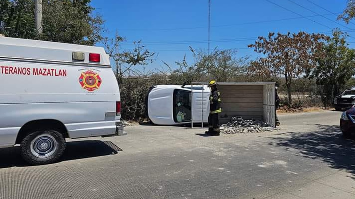 Por esquivar a perro vuelca en su camioneta en Mazatlán