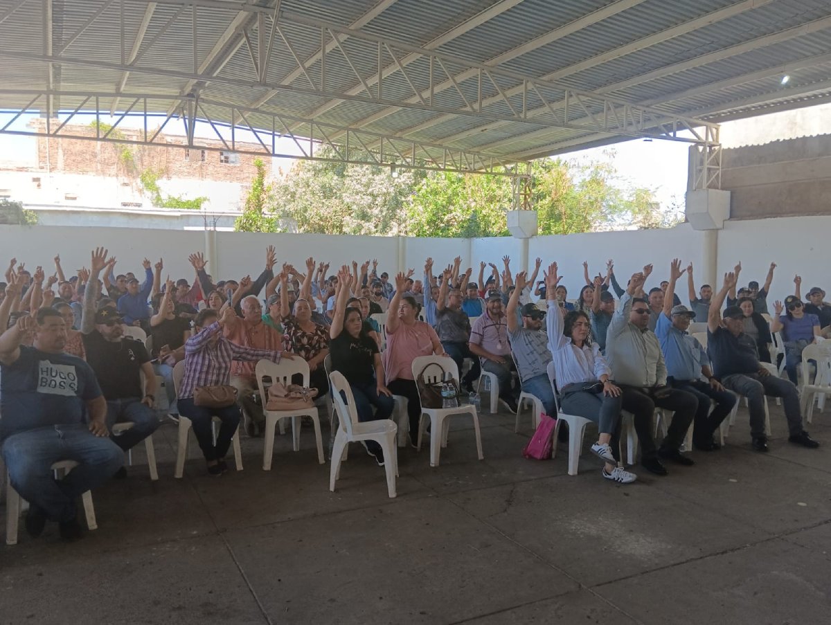 Al grito de ‘que se vaya’ activos y jubilados destituyen a secretario general del sindicato de Jumapag