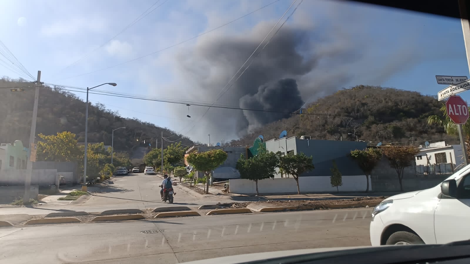 Regresa la nube negra de humo a Mazatlán; reportan incendio en el basurón