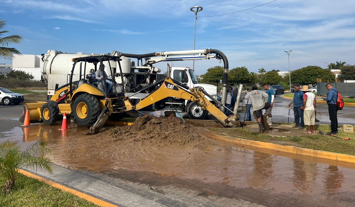 Tocó a Jumapam deberla sin temerla, reparó derrame de drenaje en La Marina ocasionado por particular