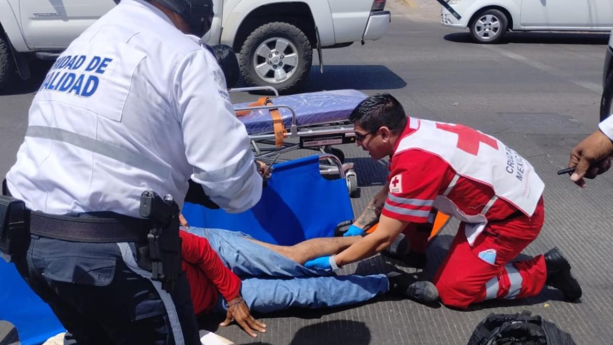 A falta de semáforos chocan moto y automóvil en el centro de Culiacán