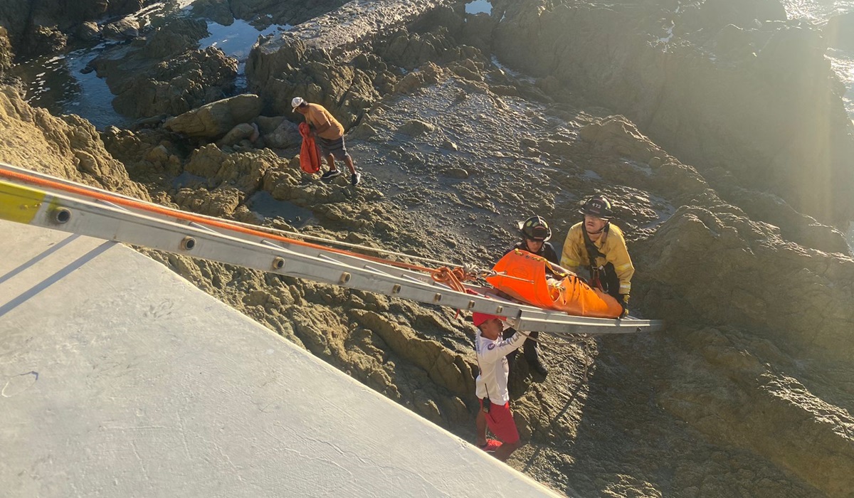 Rescatan a sujeto que cayó a zona rocosa en Olas Altas, en Mazatlán