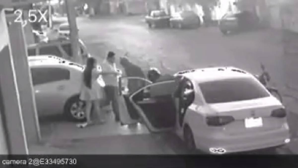 (VIDEO) Así despojan ‘robacarros’ en motocicleta un automóvil al oriente de Culiacán