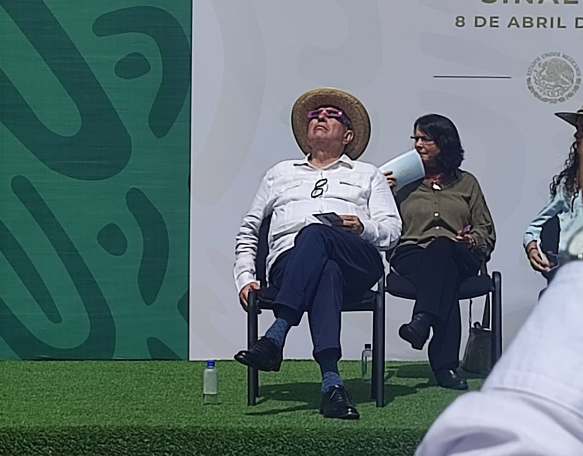 Mañanera | Rocha Moya disfruta de los primeros momentos del eclipse solar total