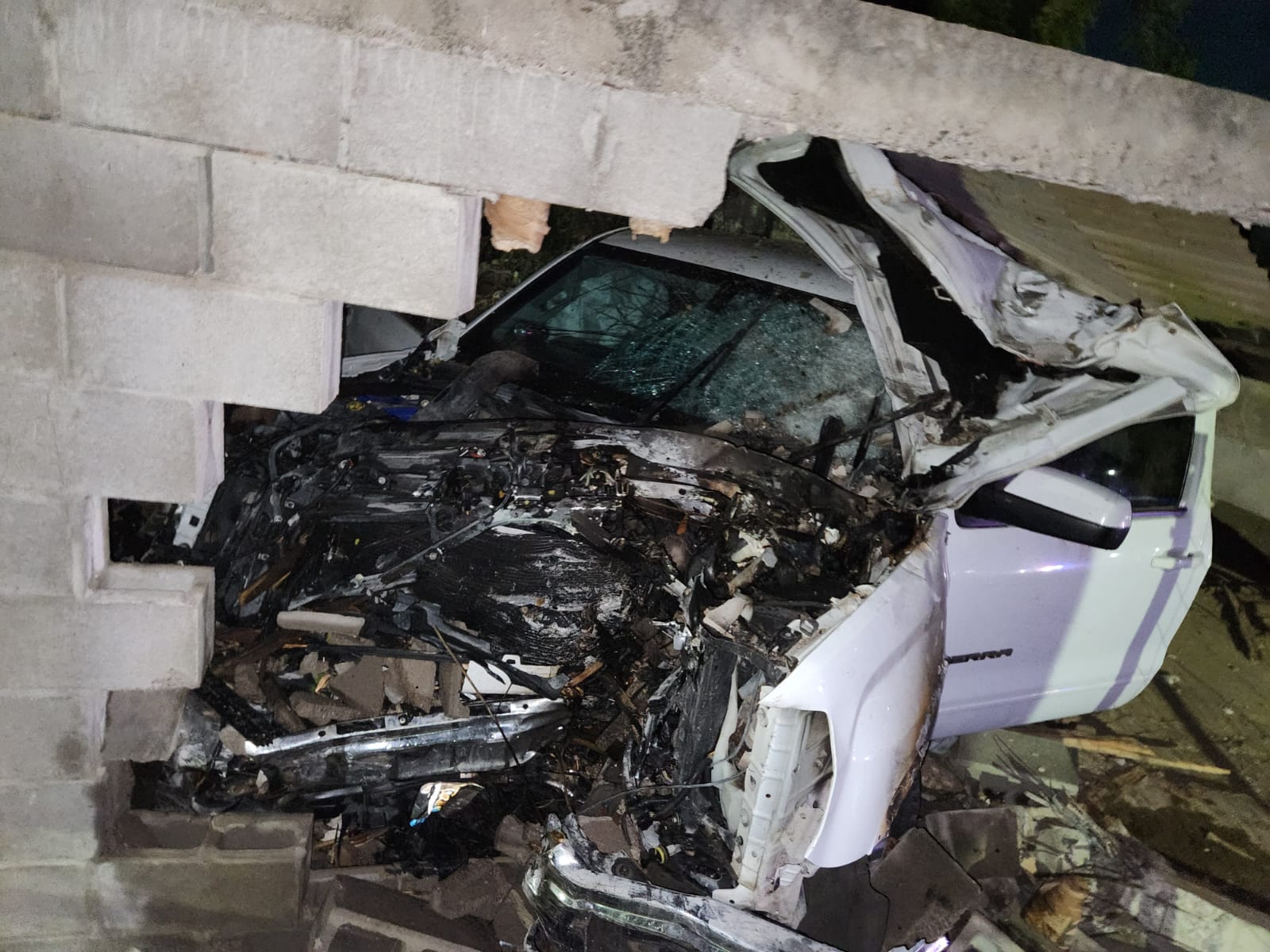¡La unidad quedó destrozada! Influencer ‘El Chiquete’ se accidenta en una camioneta blindada, en Culiacán