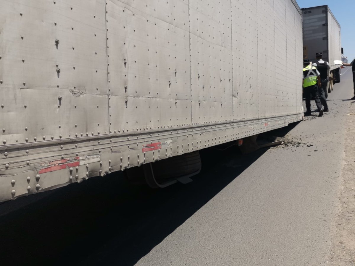 Se le desprende remolque a tráiler y provoca caos vial en la México 15, Ahome