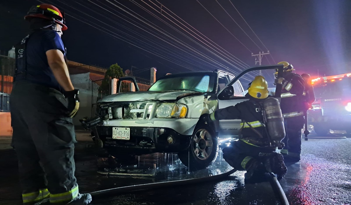 ¡Tres al hilo! Se incendia tercer camioneta al sur de Culiacán