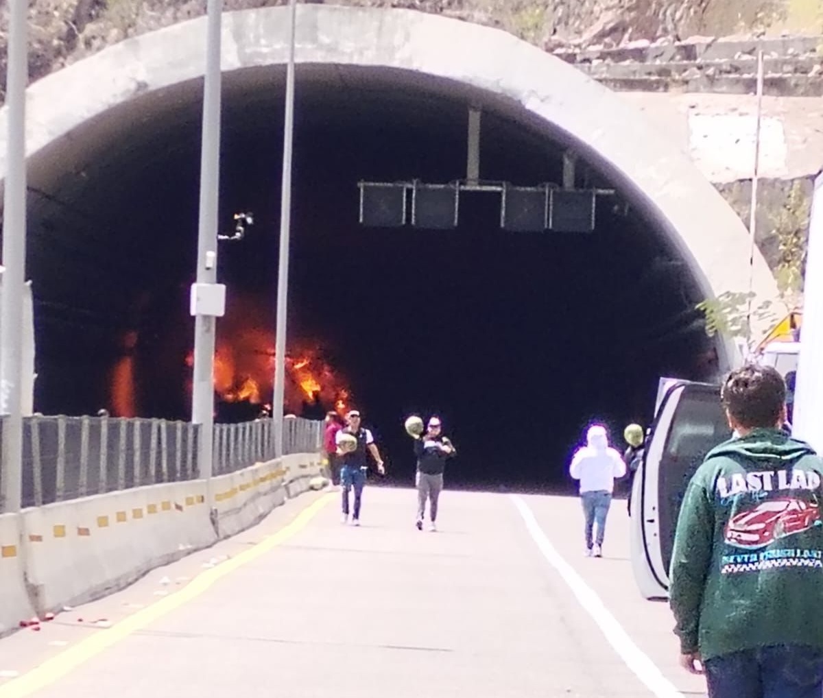 ¡Rapiñan las sandías! Se incendia tracto camión en túnel El Carrizo de la Mazatlán-Durango