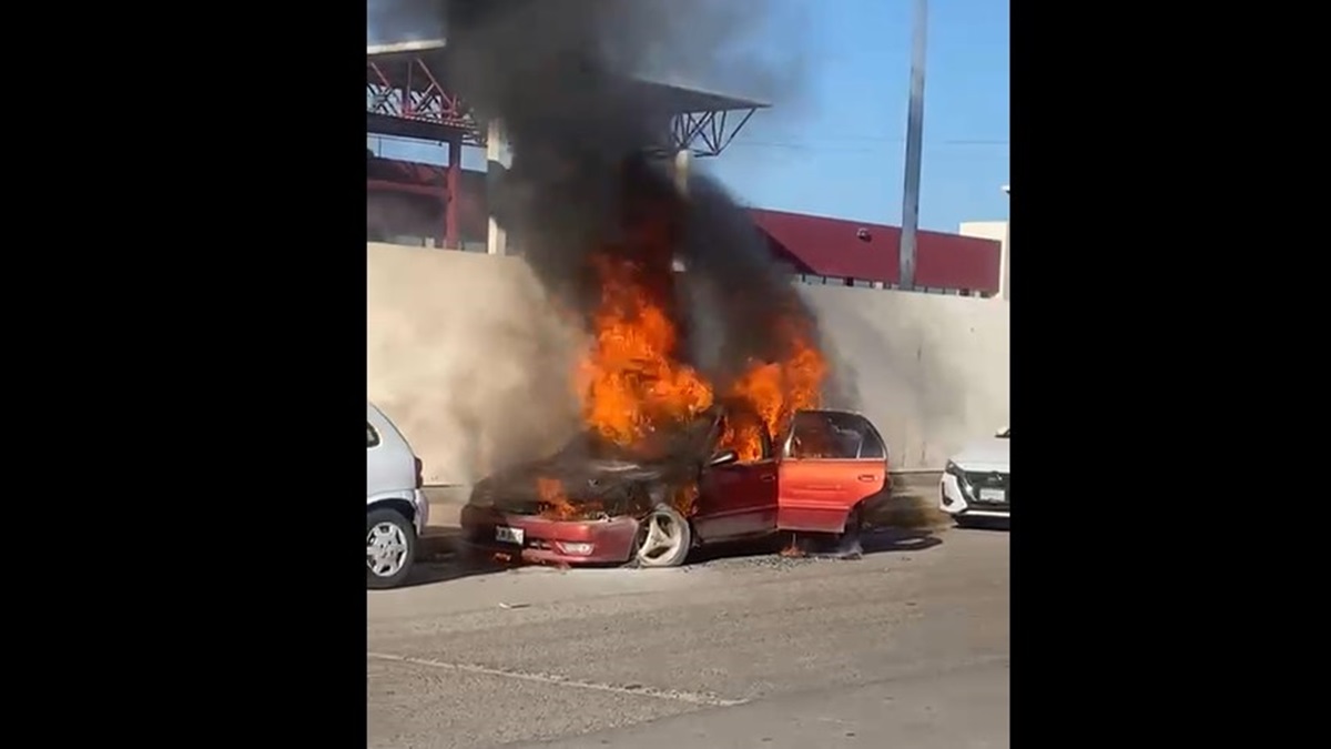 Se incendia vehículo a un costado del Hospital de la Mujer, en Culiacán