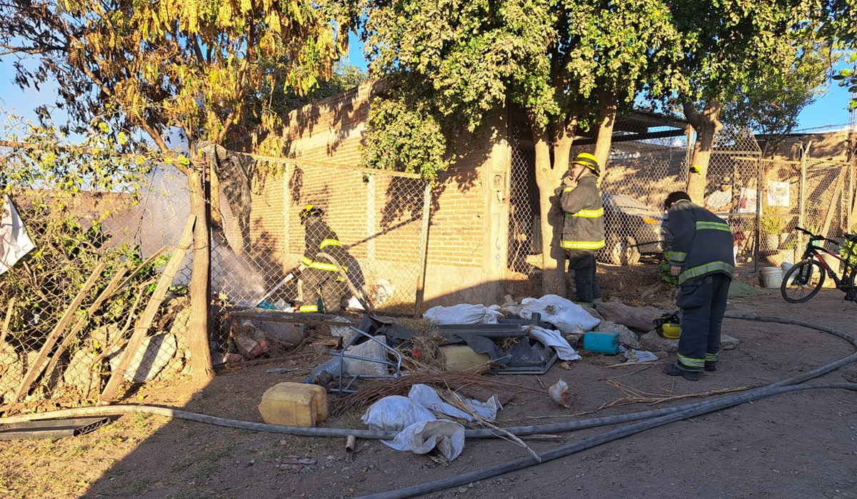 Incendio arrasa con vivienda de madera al oriente de Culiacán