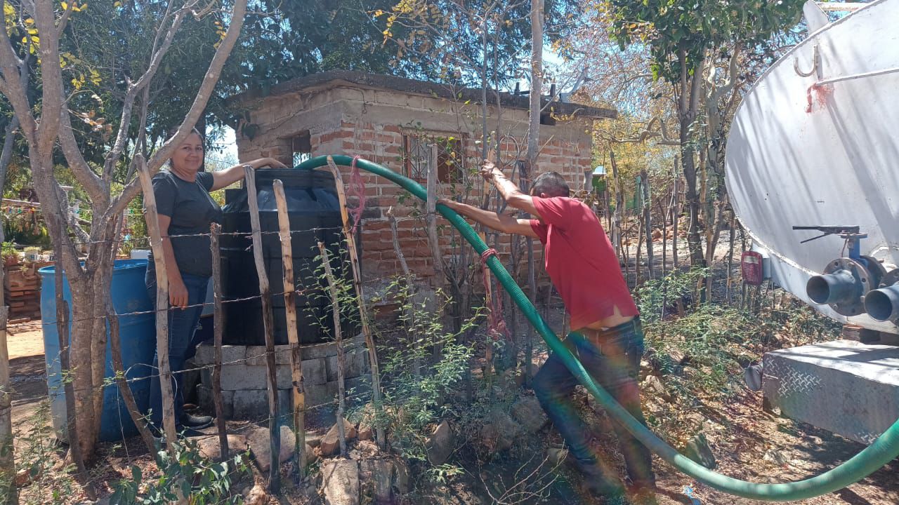 Se intensifica en El Fuerte el suministro de agua en pipas a comunidades afectadas por la sequía