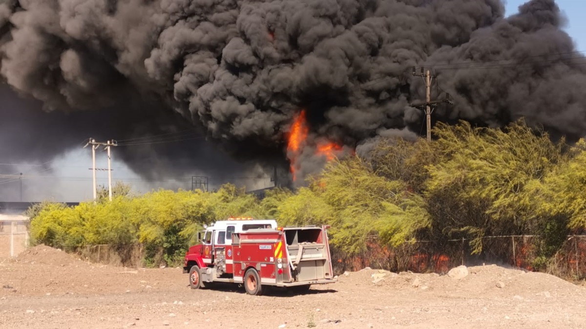 Se registra fuerte incendio en baldío y bodegas agrícolas en el Campo 35, en Ahome