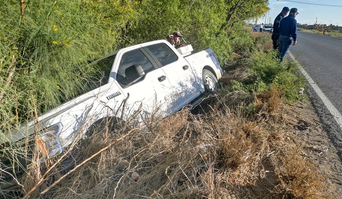 Conductor de camioneta vuelca en la carretera estatal Libramiento Oriente, en Ahome
