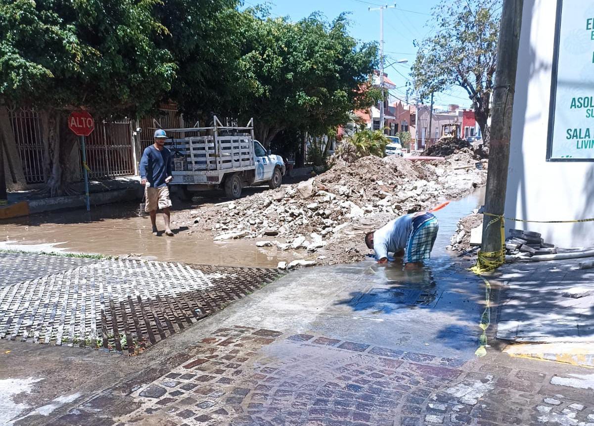 Se revienta tubo en la calle Roosevelt del Centro Histórico y corre un río de agua hasta Olas Altas en Mazatlán
