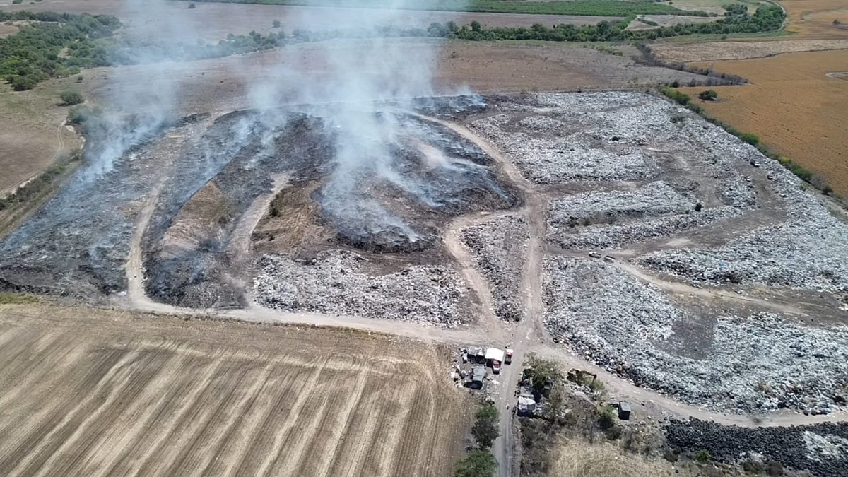 Por quinto día consecutivo Bomberos de Salvador Alvarado sofocan humo en el basurón municipal