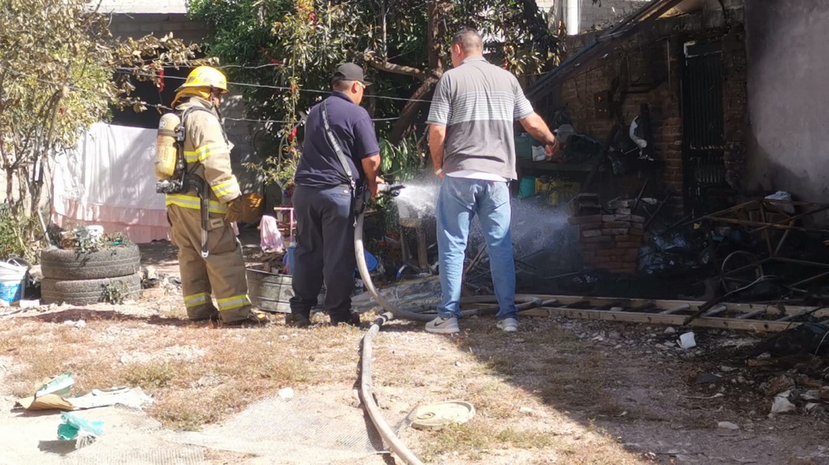 Se incendia vivienda en la colonia Anahuac, en Los Mochis