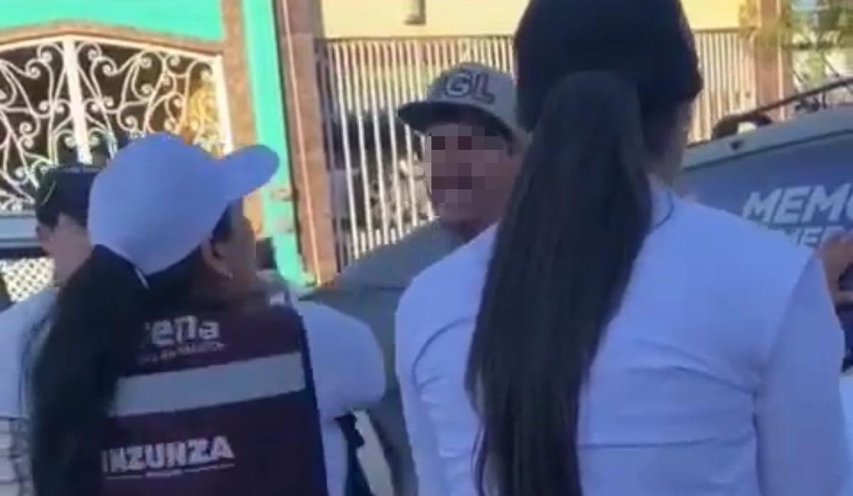 ‘Quite ese cochinero’, por calcomanía en carro se agarran brigadistas en Mazatlán