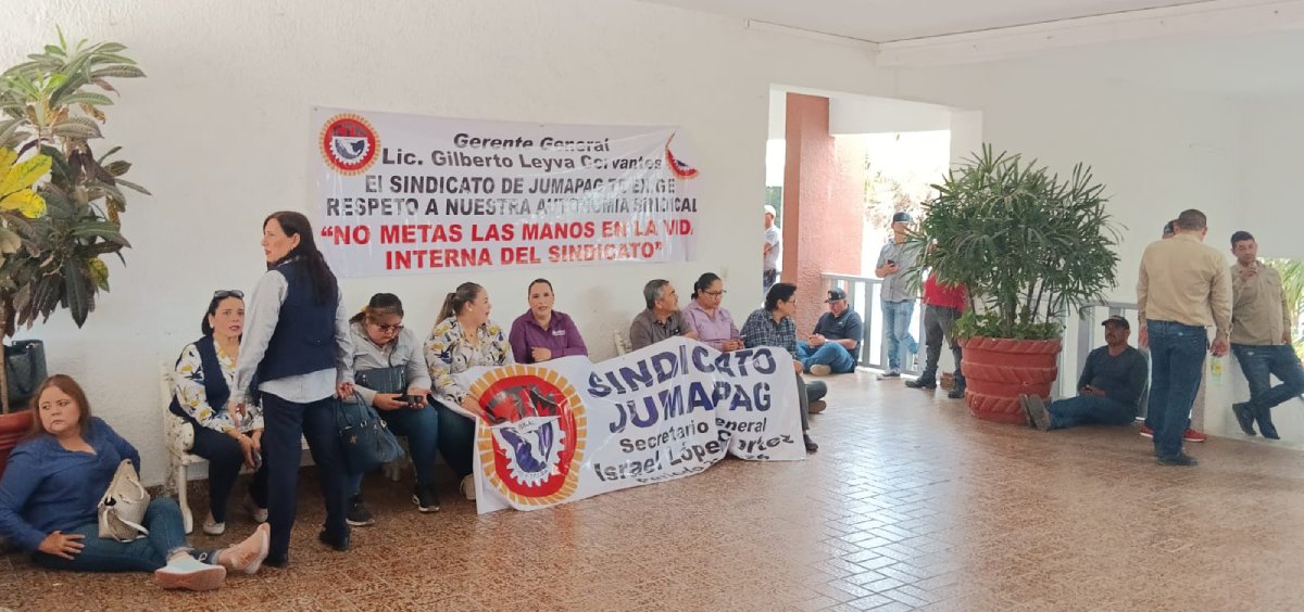 Se manifiestan trabajadores sindicalizados de la Jumapag en palacio municipal; exigen renuncia de gerente