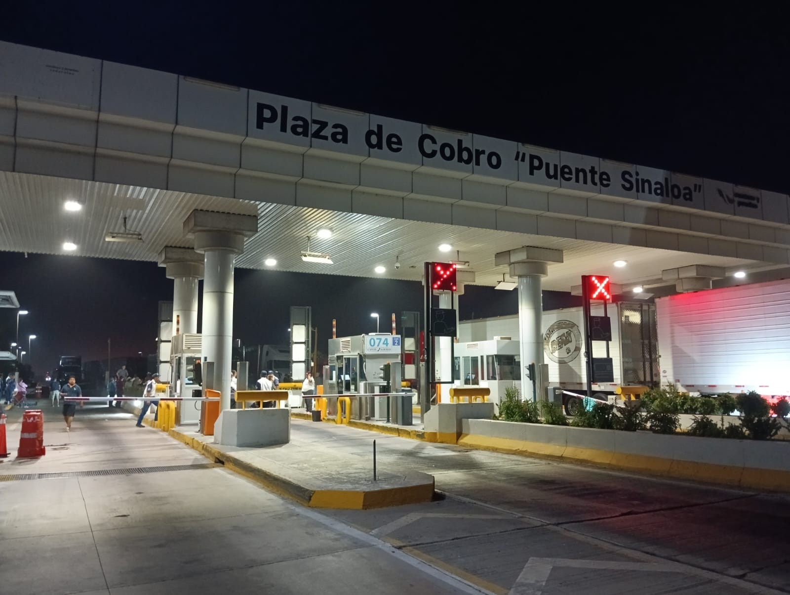¡Ya no es gratis! Retoman el cobro en caseta de Cuatro Caminos, en Guasave; productores se retiran