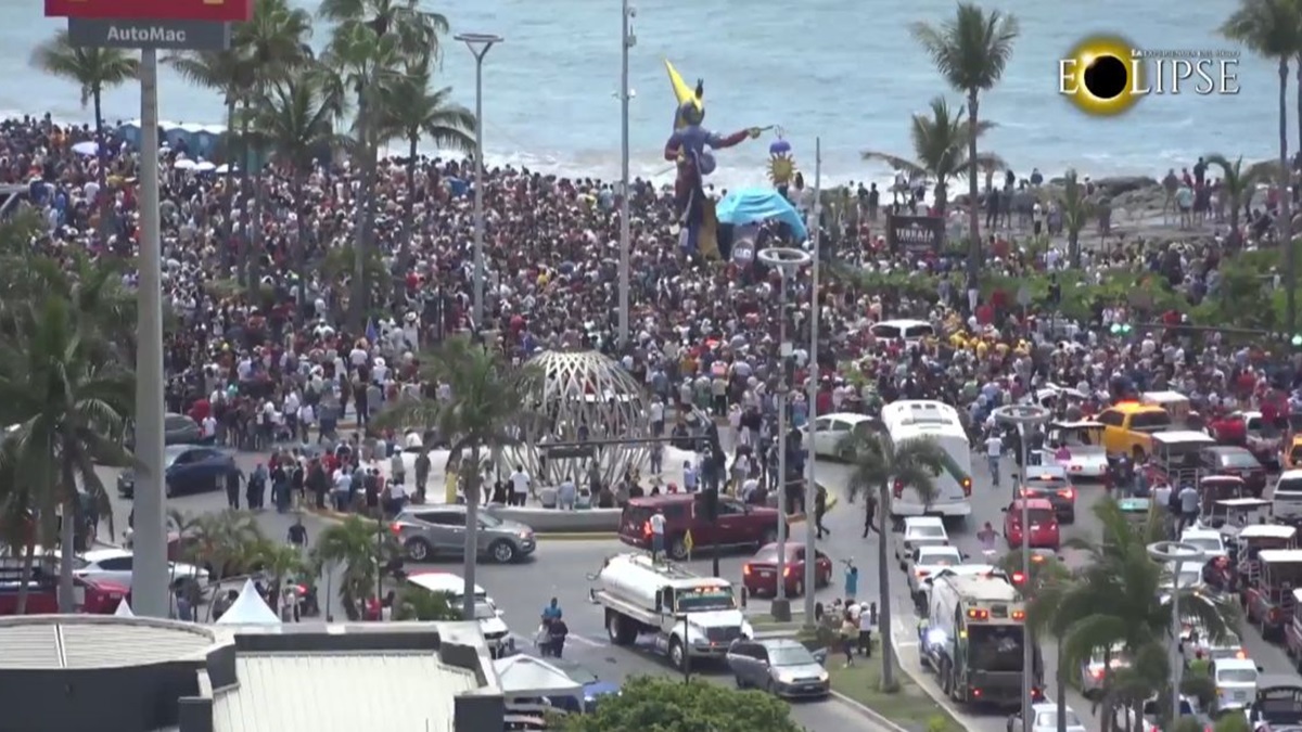 Viven Mazatlán y miles de visitantes una noche de 4 minutos y 17 segundos