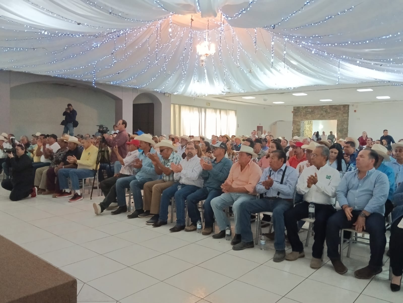 ¡Truenan productores contra diputado!, consideraron evento como una ‘pérdida de tiempo’