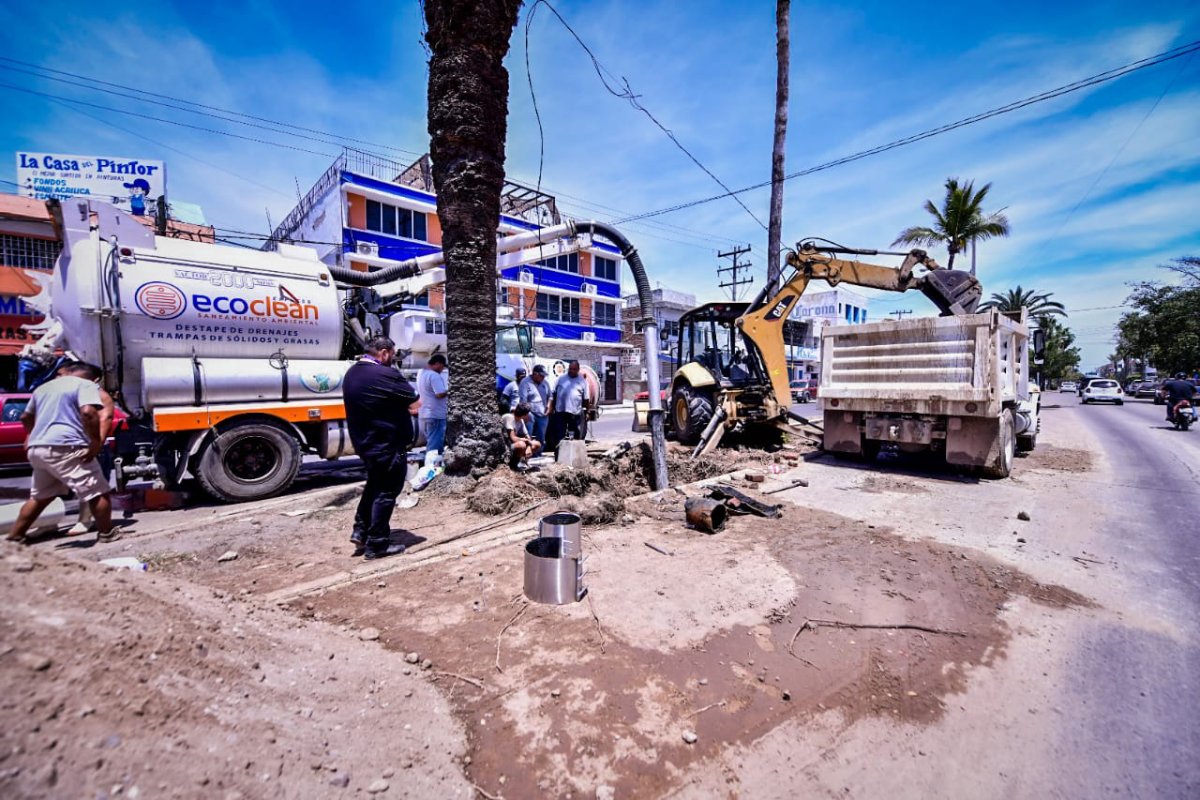 Colapsa tubería en la Gutiérrez Nájera de Mazatlán, pero Jumapam logra reposición en poco tiempo
