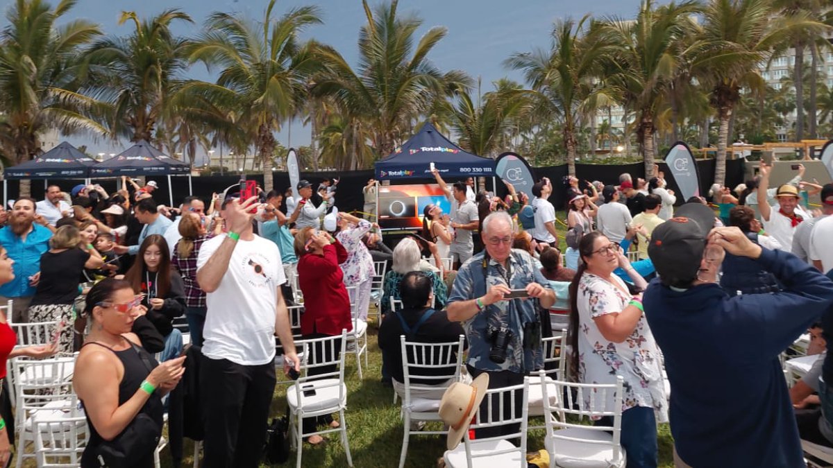 De una manera única vivieron los turistas el eclipse en Mazatlán en un evento irrepetible