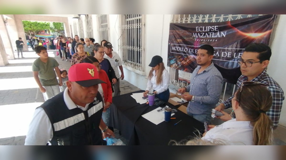 Cientos de personas recogen lentes que da el gobierno de Mazatlán para ver el eclipse