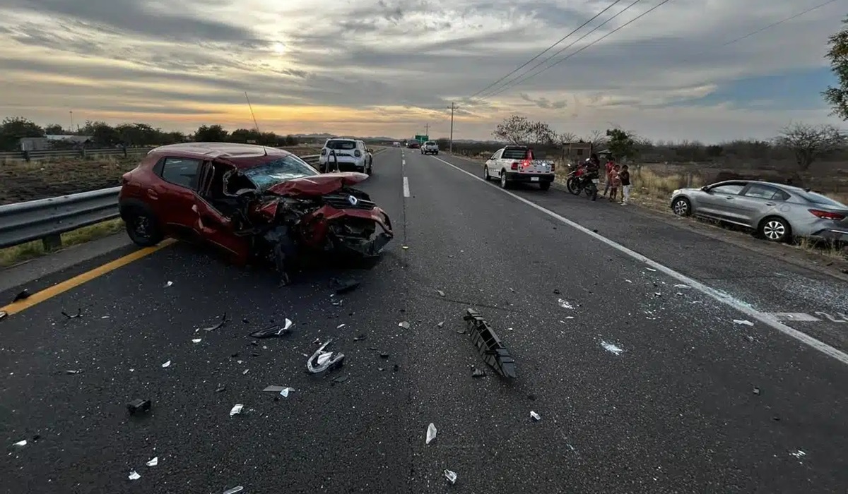 Un lesionado deja choque entre tráiler y vehículo sobre la autopista Villa Unión-Tepic