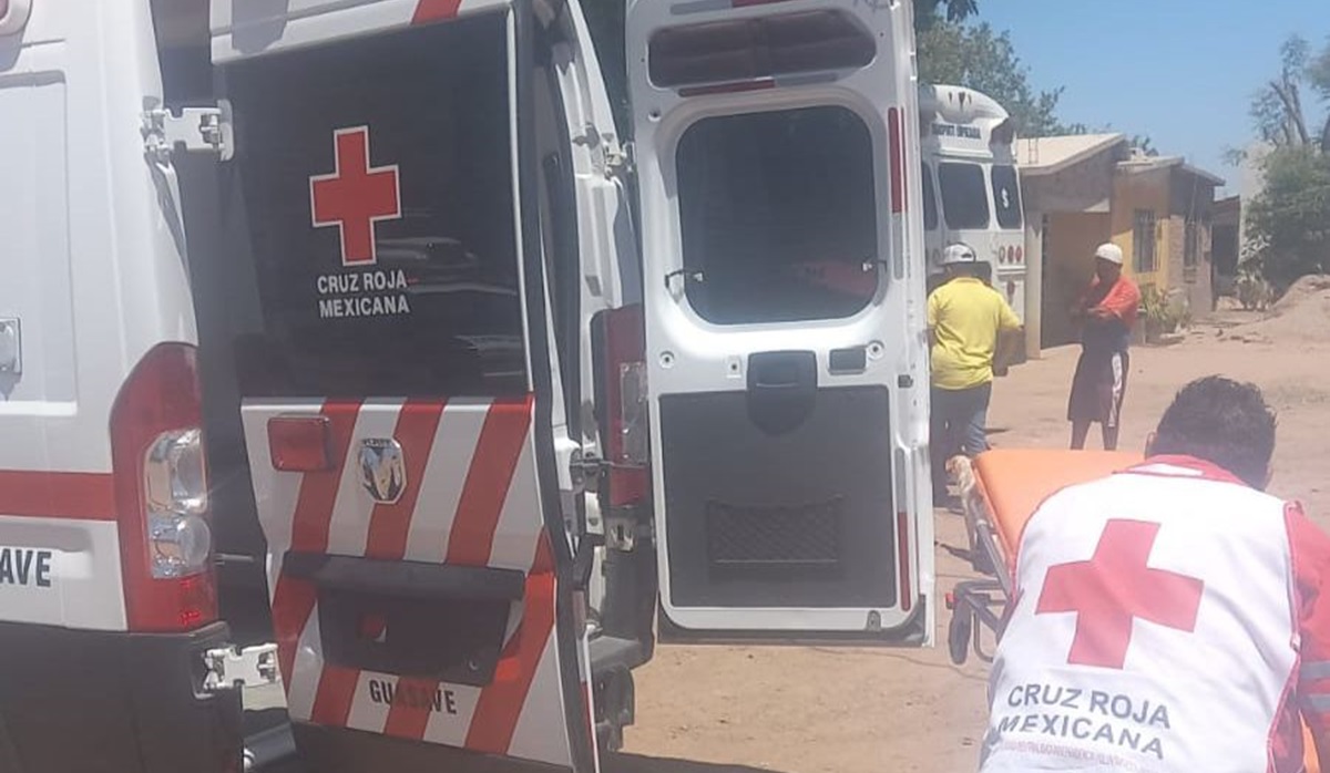 Mujer se lesiona al caer de moto en carretera de Guasave