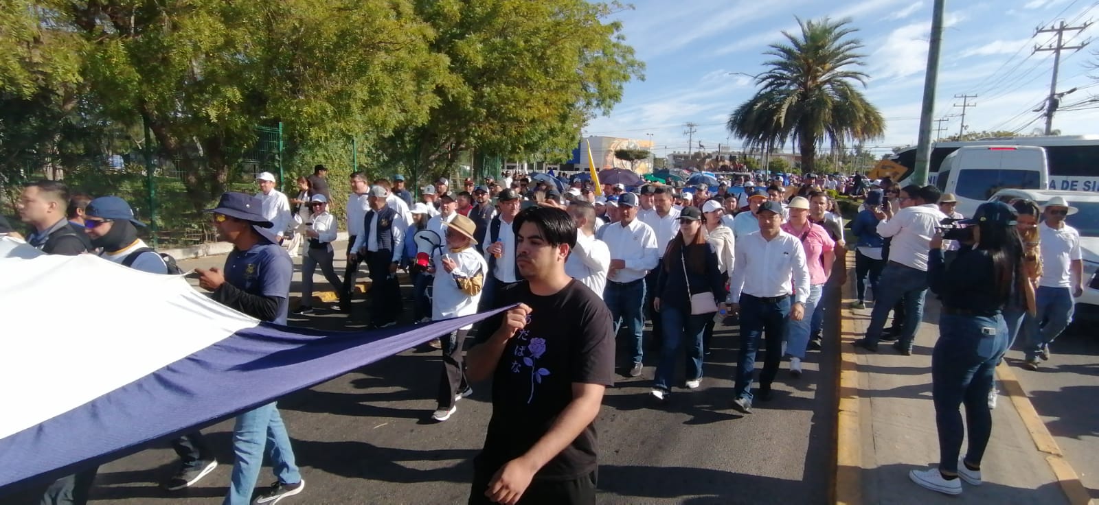 Universitarios realizan marcha pacífica desde el Polideportivo hasta Ciencias del Mar