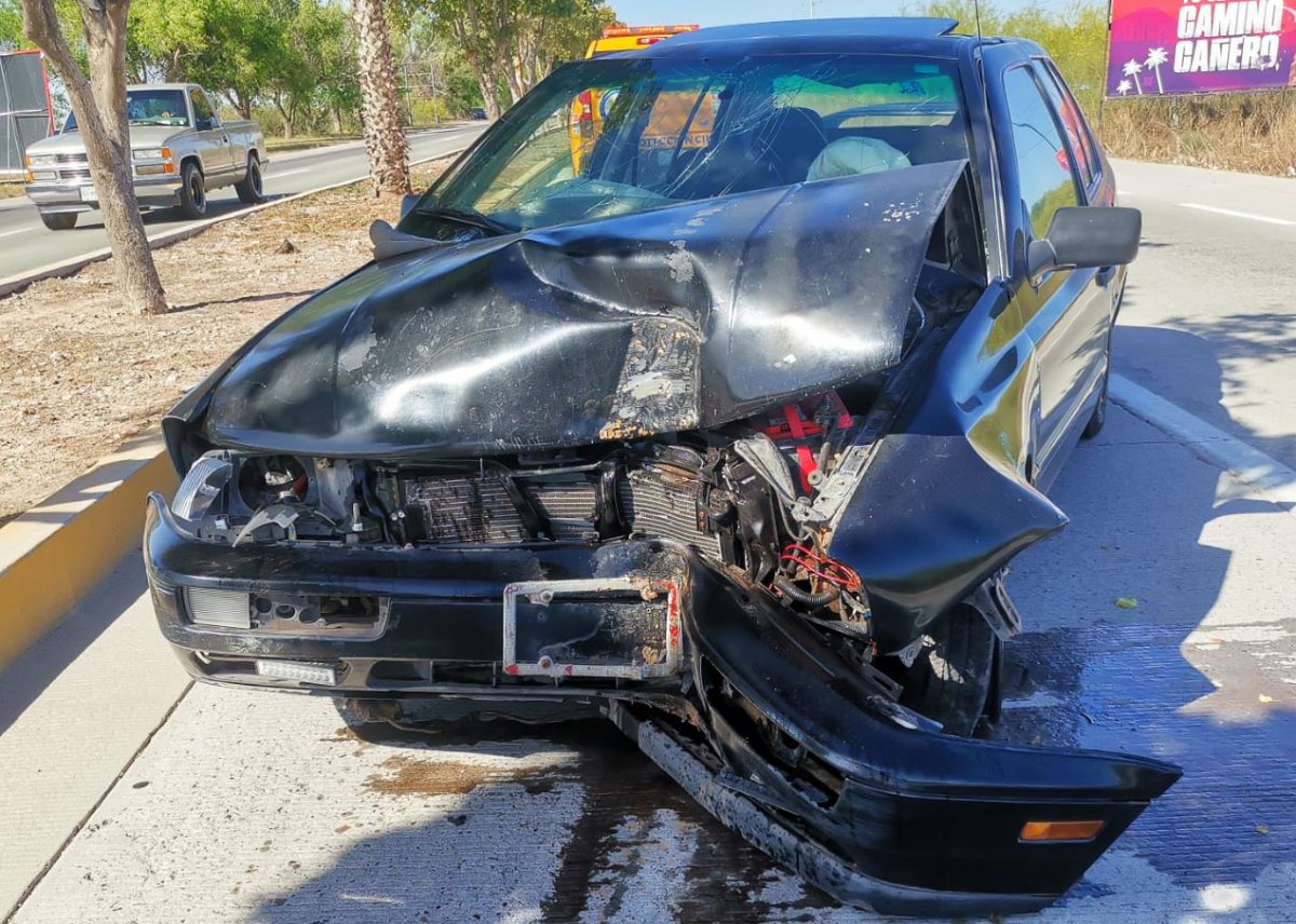 Conductora de un Jetta se impacta contra un árbol en la carretera Mochis-Topo