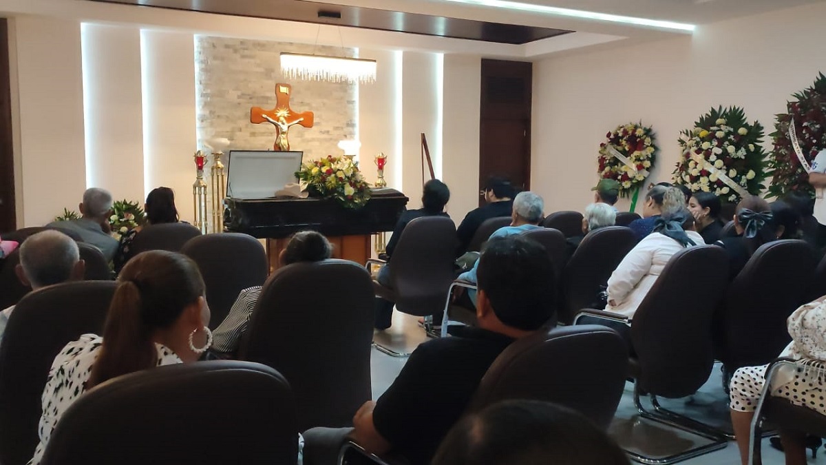 Con su sombrero arriba del ataúd; amigos y familia velan a Alejandro Pimentel Medina, en Guasave