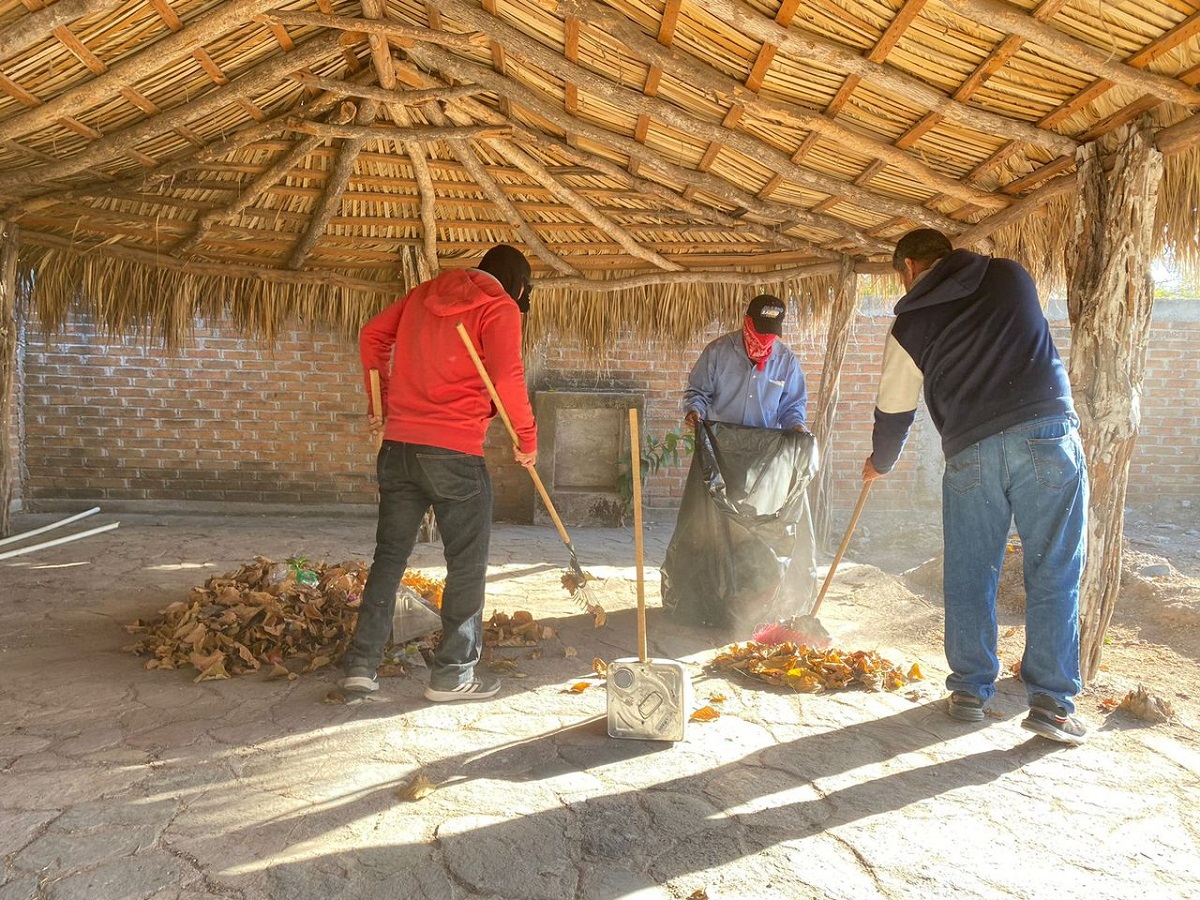 Ciudadanos y Ayuntamiento limpian instalaciones donde atenderán los Médicos Voladores en El Fuerte